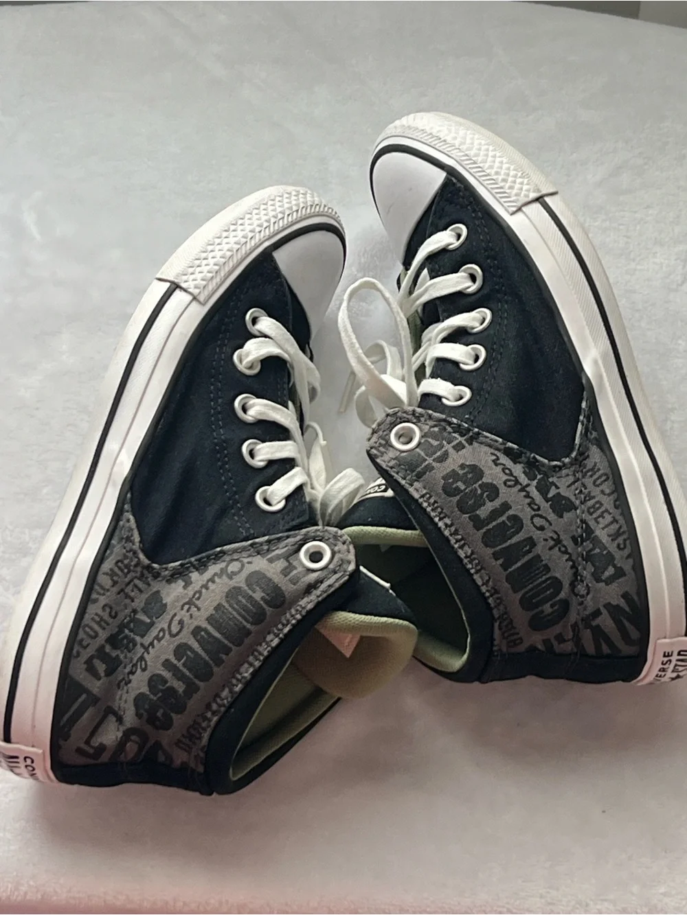 Converse Unisex High Top Sneakers in Black with Green Lining Men’s 5 / Women’s 6